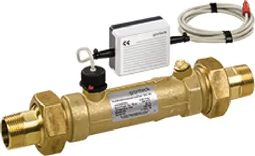 Turbinenwasserzähler mit Messgerät, metallisch, mit Kabelanschluss. Produkt von Grünbeck zur Messung des Wasserflusses in Rohrleitungen.